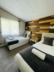 Giường trong phòng chung tại Peace Lodge with Hot Tub +18 ảnh
