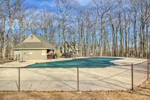 um campo de ténis em frente a uma casa em Wintergreen Condo with Balcony and Mountain Views! em Mount Torry Furnace