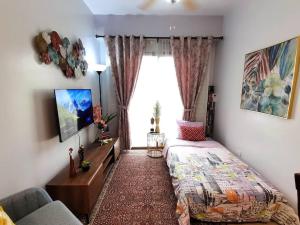 Schlafzimmer mit einem Bett und einem Fenster in der Unterkunft RW 5F 5 Cozy 2BR Goshen Land Towers, in Baguio City