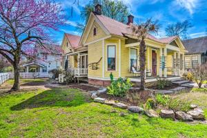 una casa amarilla con patio en Historic Home Near Downtown Little Rock! en Little Rock