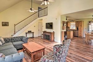 sala de estar con sofá y mesa en Remote Tennessee Home with Deck, Fireplace, and Creek!, en Lyles