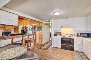 cocina con armarios blancos y encimera en Phoenix Vacation Rental on 7-Acres with Deck and Grill, 