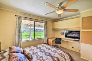 1 dormitorio con 1 cama, TV y ventana en Phoenix Vacation Rental on 7-Acres with Deck and Grill, 