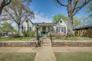 Κήπος έξω από το The Pink Azalea - Tyler Home with Yard and Patio!