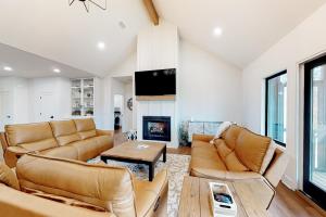 sala de estar con muebles de cuero y chimenea en Daviot Dream en Bella Vista