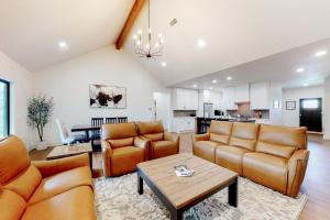 sala de estar con sofás y mesa en Daviot Dream en Bella Vista