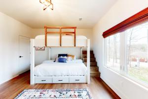 1 dormitorio con litera y ventana en Daviot Dream en Bella Vista
