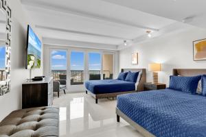 Panoramic Island View! NEW 1 BR spacious condo in beachfront resort في جنوب جزيرة بادري: غرفه فندقيه سريرين وتلفزيون