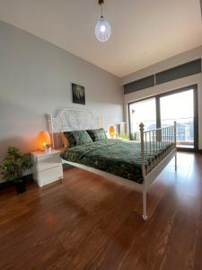 イスタンブールにあるAmazing Big Flat in Taksimのベッドと大きな窓のある寝室 +24枚の写真