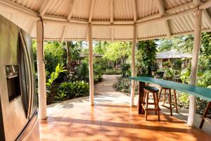 un patio con una mesa azul y una mesa en SoulShine en Playa Avellana