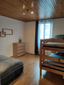 ein Schlafzimmer mit einem Bett, einer Kommode und einem Fenster in der Unterkunft Le Cyprès en centre ville Bourg-Saint-Maurice in Bourg-Saint-Maurice