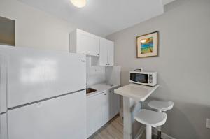 Capri Inn & Apartments tesisinde mutfak veya mini mutfak