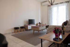 una sala de estar con un sofá y una mesa en Despoina's Lovely Apartment, en Nauplia