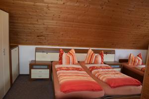 A bed or beds in a room at Ferienhaus Haus am Medebach