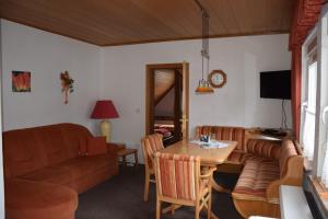 un salon avec un canapé et une table dans l'établissement Ferienhaus Haus am Medebach, à Olsberg