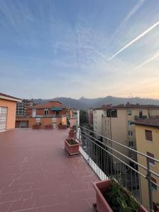 einen Balkon mit Blick auf eine Stadt mit Gebäuden in der Unterkunft Attico vista San Luca in Bologna