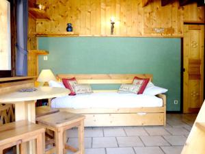 a bedroom with a bed and a table and a table at Studio Tignes, 1 pièce, 4 personnes - FR-1-502-353 in Tignes