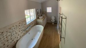 Ένα μπάνιο στο Elm Tree House - Dullstroom - holiday home +19 φωτογραφίες