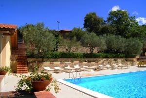 una piscina con tumbonas junto a un edificio en Casale Degli Ulivi Prestige en Altavilla Silentina