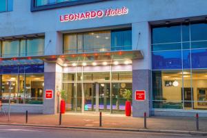 Un frente de tienda de un edificio con un letrero en él en Leonardo Hotel Plymouth, en Plymouth