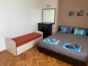1 Schlafzimmer mit 2 Betten und einem Spiegel in der Unterkunft Apartment Marina in Pomorie