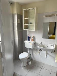 y baño con aseo y lavamanos. en Inviting 3-Bed Apartment in Nairobi en Nairobi