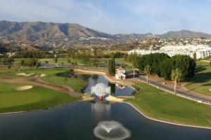 z góry widok na pole golfowe z jeziorem w obiekcie Mijas Golf penthouse w mieście Santa Fe de los Boliches