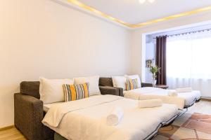 Ένα ή περισσότερα κρεβάτια σε δωμάτιο στο JAD - Comfortable 3 Rooms Family Apartments Coresi ISARAN