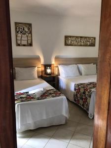 een hotelkamer met 2 bedden in een kamer bij Aytyaram in Taipu