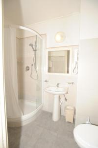 ローマにあるスターテルミニの白いバスルーム(シャワー、シンク付)