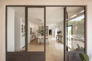 a kitchen and dining room with sliding glass doors at Dimora Dei Semplici in Ostuni