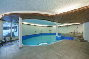 Bazén v ubytování Hotel Alpenroyal nebo v jeho okolí