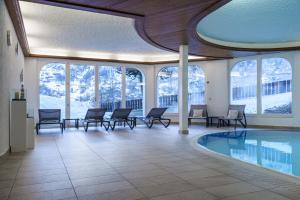 Bazén v ubytování Hotel Alpenroyal nebo v jeho okolí