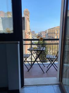 Habitación con vistas a un balcón con mesa y sillas. en Il Girasole, en Catania