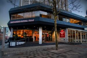 伯明翰Leonardo Royal Hotel Birmingham的正面有标志的建筑物