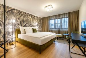 een hotelkamer met een bed en een bureau bij Hotel-Restaurant Ammerhauser in Anthering