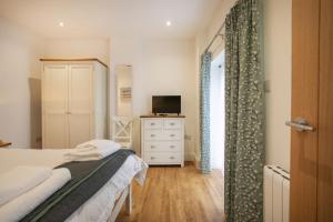 Postel nebo postele na pokoji v ubytování The Coffin Maker's Cottage, Bunny