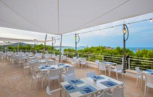 ein Zelt mit weißen Tischen und Stühlen auf dem Balkon in der Unterkunft Gattarella Family Resort - Standard Half-Board à buffet in Vieste