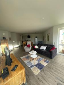 sala de estar con sofá y mesa en Wohnung Rhein-Wald-und Weitsicht en Rengsdorf