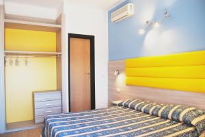 Postel nebo postele na pokoji v ubytování Bikini Tropicana Family Hotel