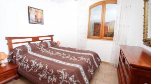 A bed or beds in a room at les chambres d'hôtes du mas face au ventoux