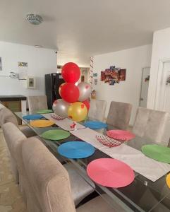 - une table à manger avec des ballons au-dessus dans l'établissement Hotel la Sierra Riohacha II, à Ríohacha