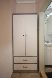 Vrnjačka Banja的住宿－Soho 1，浴室内带水槽的白色衣柜
