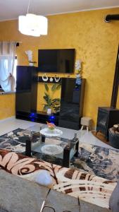 ein Wohnzimmer mit einem Tisch und einem Kamin in der Unterkunft Casa vacanze in Mombarcaro