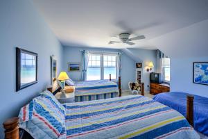 een slaapkamer met 2 bedden en een plafondventilator bij 69 Salt Marsh Road East Sandwich - Cape Cod in East Sandwich