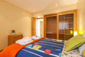 una camera da letto con un letto e asciugamani di One bedroom house with sea view enclosed garden and wifi at Moledo a Moledo