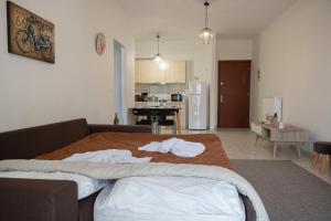 Un dormitorio con una cama grande con toallas. en Despoina's Lovely Apartment, en Nauplia