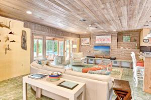 a living room with a couch and a table at Baybarlyn home in Captiva