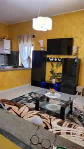 ein Wohnzimmer mit einem Sofa und einem Tisch in der Unterkunft Casa vacanze in Mombarcaro