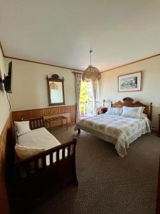 a bedroom with two beds and a chandelier at Casa Frau Holle in Frutillar